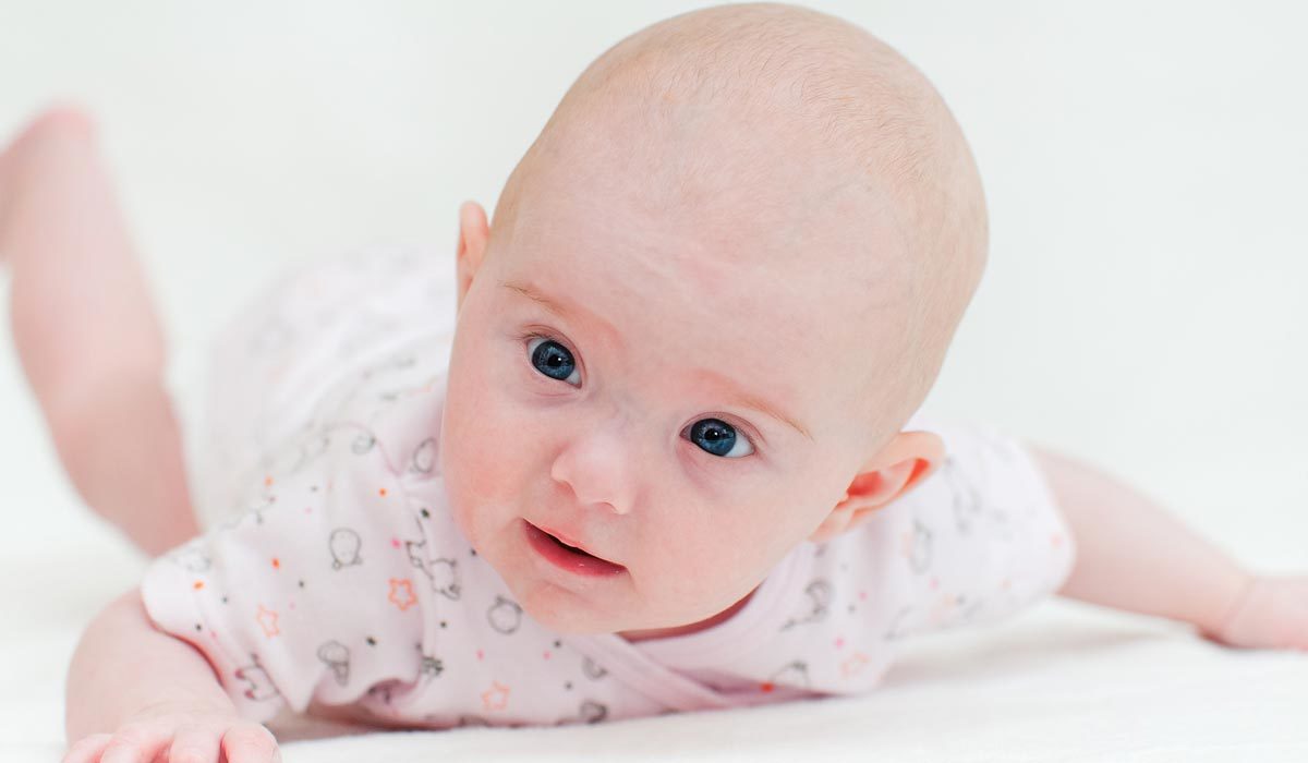 Milestones: babies at the age of 6 to 8 weeks