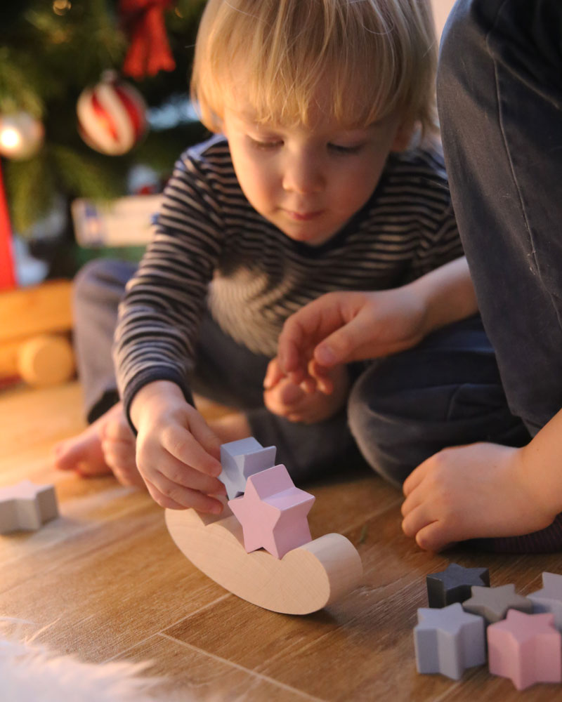 Child with bellybutton starry sky wooden toy by Selecta