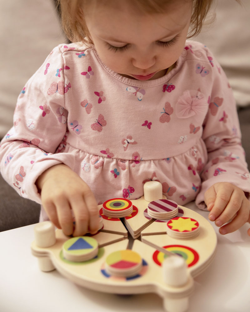 Child with colour slider wooden toy by Selecta