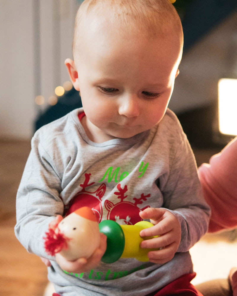 Baby with kiri bird wooden toy by Selecta