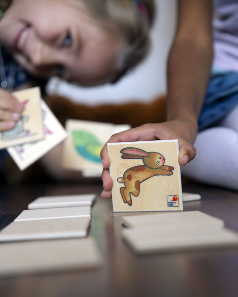 Child with memo pepito wooden toy by Selecta