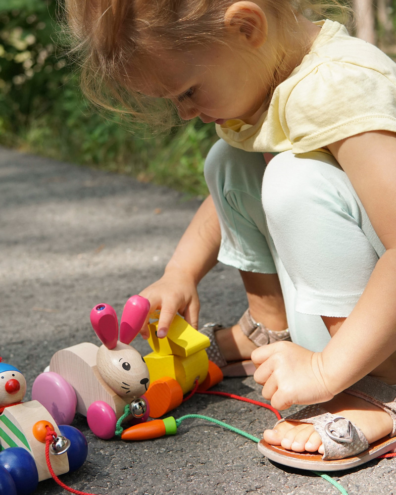 Child with autolino, hanna hoppel and karlawooden toy by Selecta