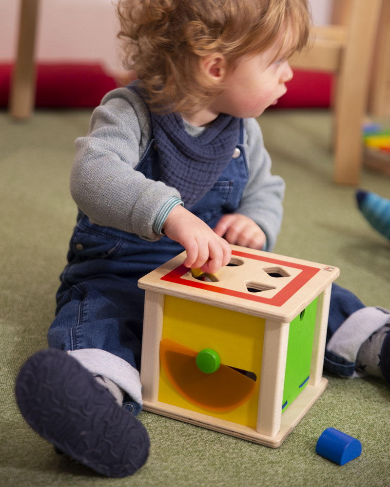 Child with varianto wooden toy by Selecta